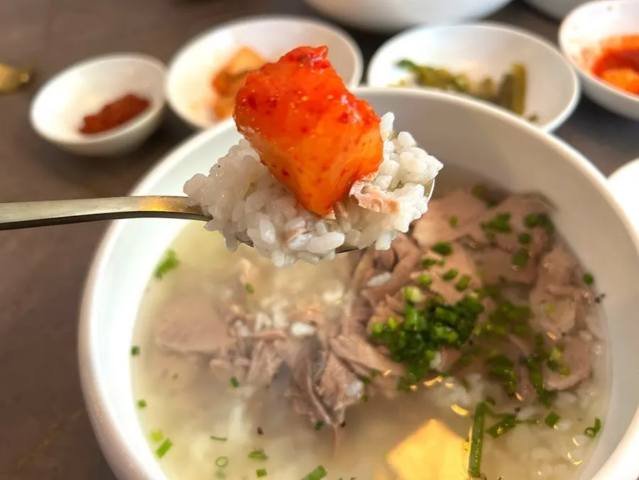 Gomtang eaten with kkakdugi