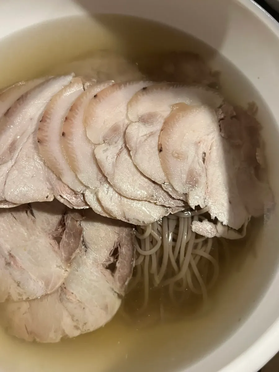 고기를 듬뿍 올린 평양냉면