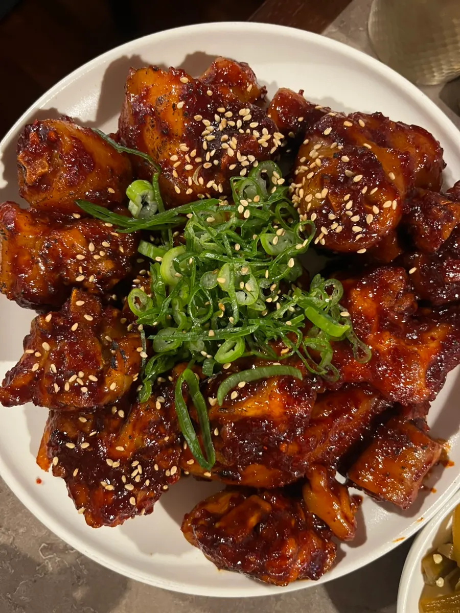 불향을 낸 돼지꼬리찜