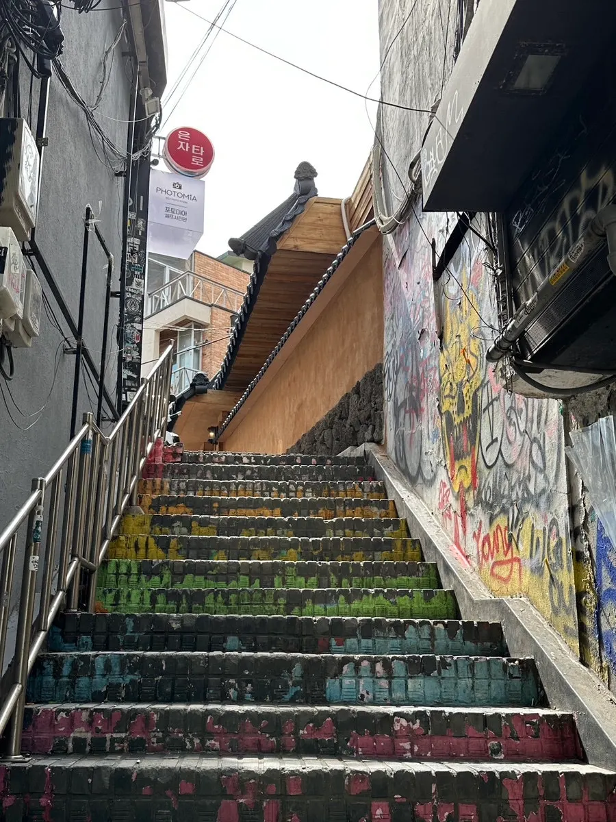 홍대 안옥으로 향하는 골목