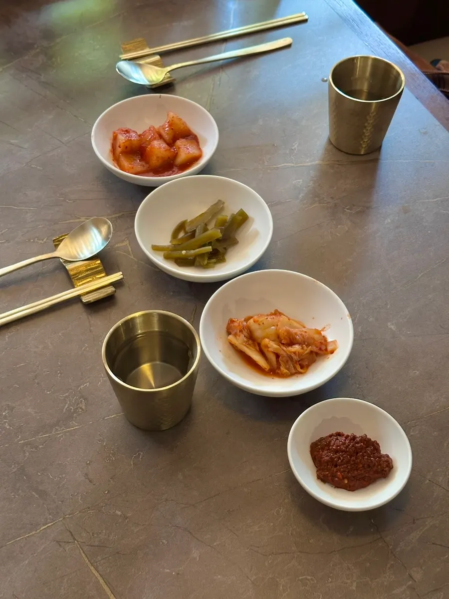 메뉴를 고르는 손가락