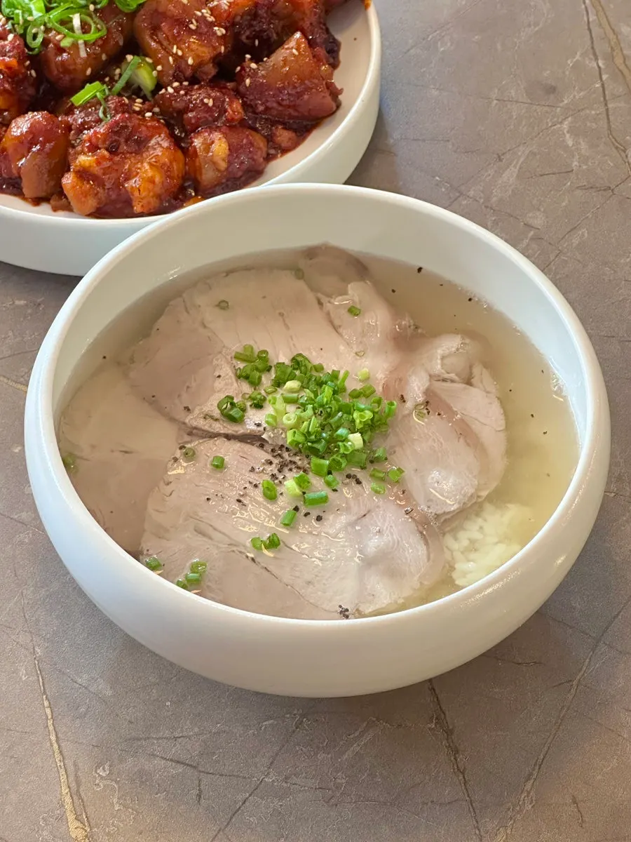 푸짐하게 차려진 식사 메뉴