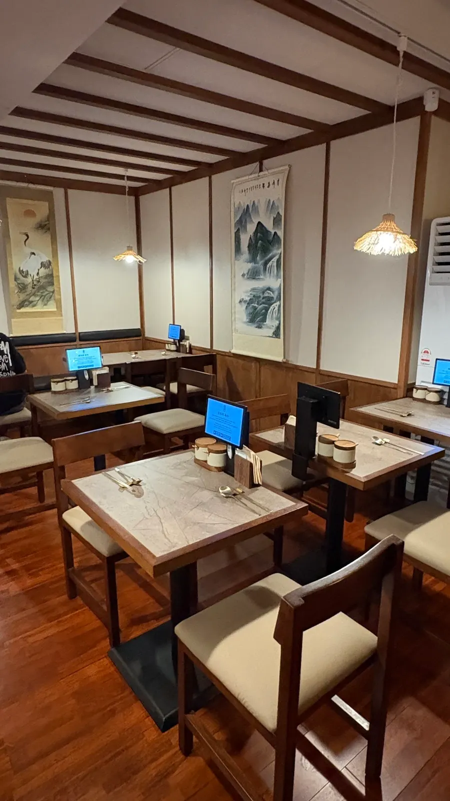 Table seating inside Anok
