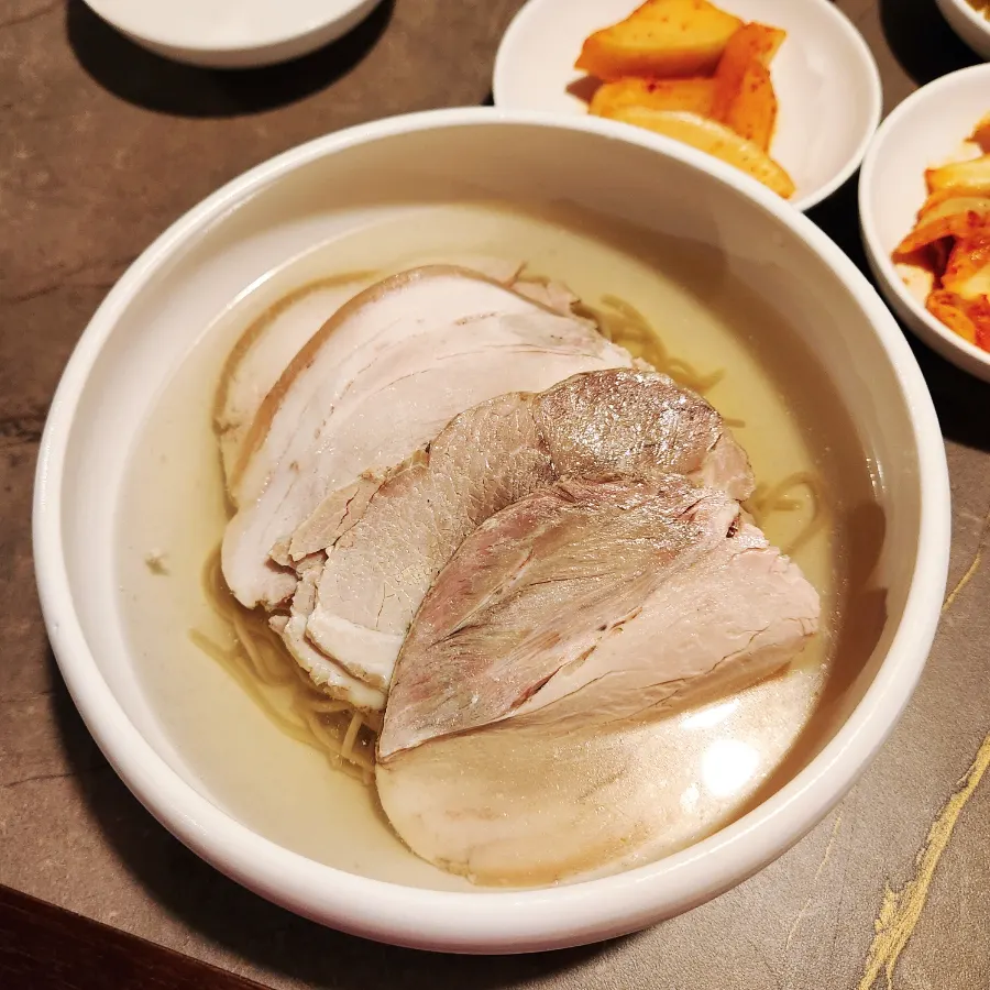 돼지고기 편육을 올린 물 평양냉면