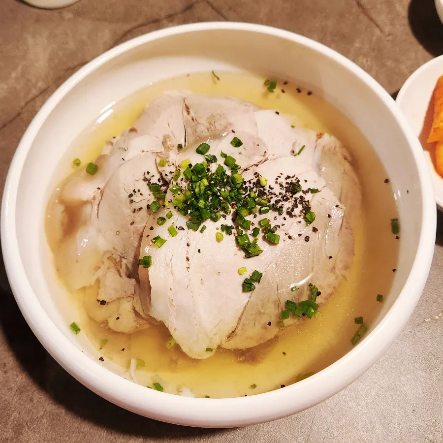 밥을 말아 낸 맑은 돼지 곰탕