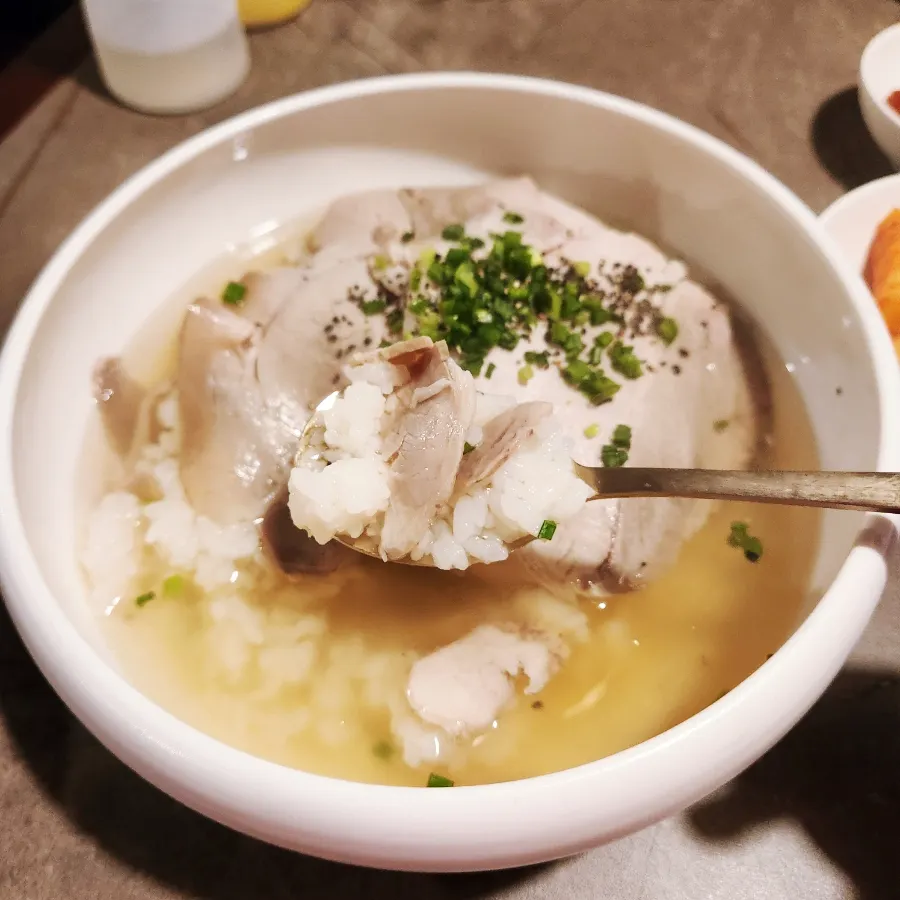 깔끔한 국물의 돼지 곰탕