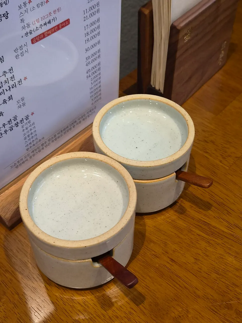 곰탕과 함께 나온 김치 깍두기 반찬