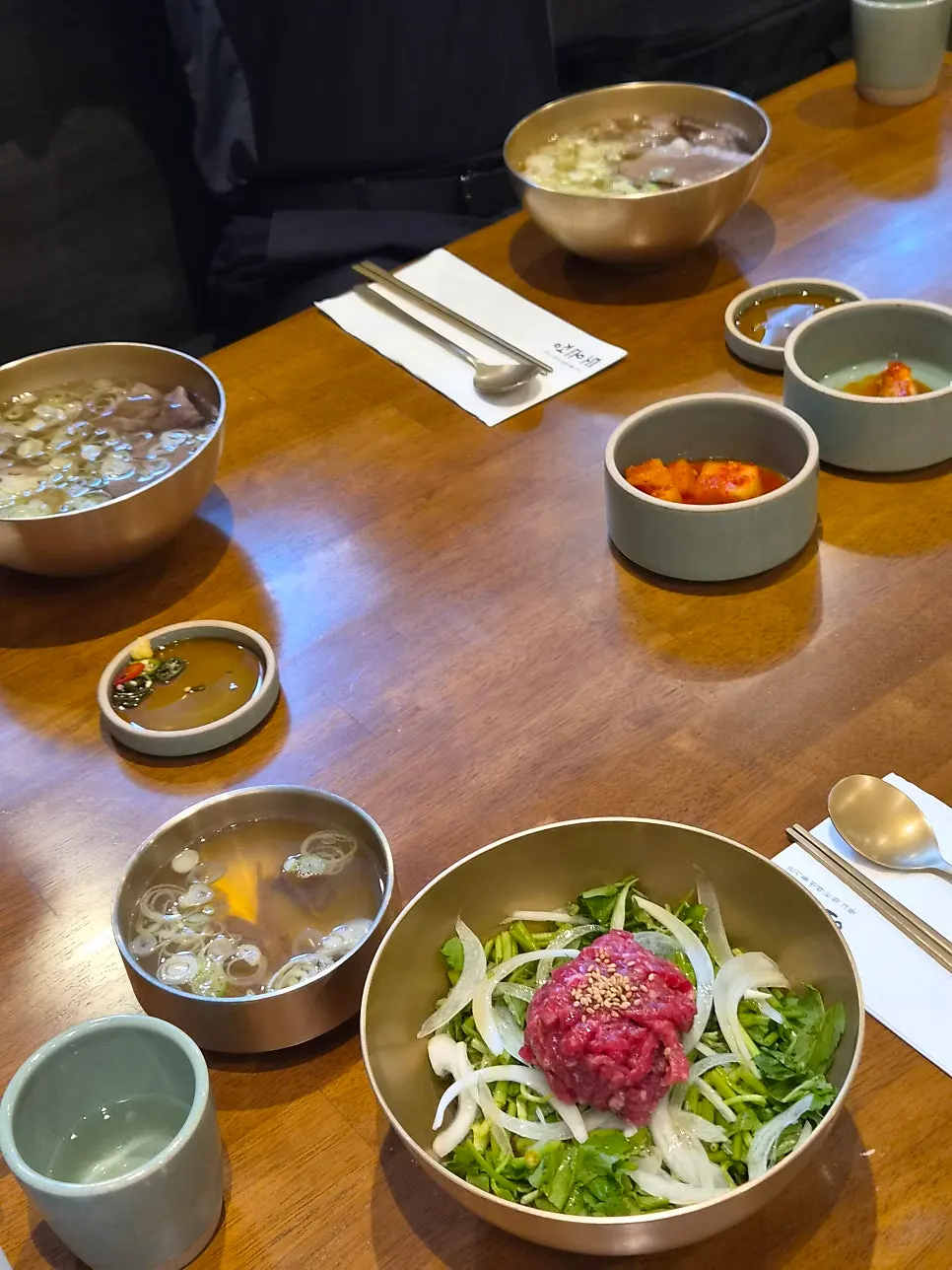 2인과 4인 테이블 좌석