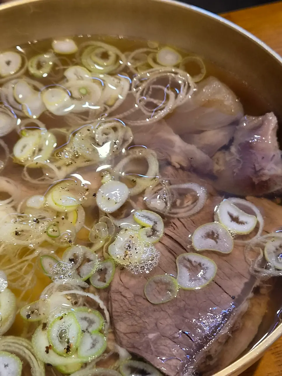 놋그릇에 담긴 맑은 한우곰탕 특