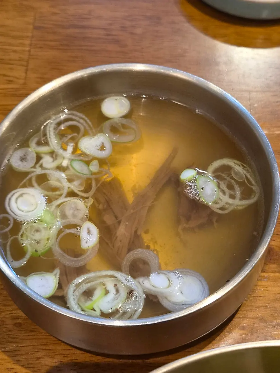 앞접시에 덜어낸 맑은 한우곰탕 국물
