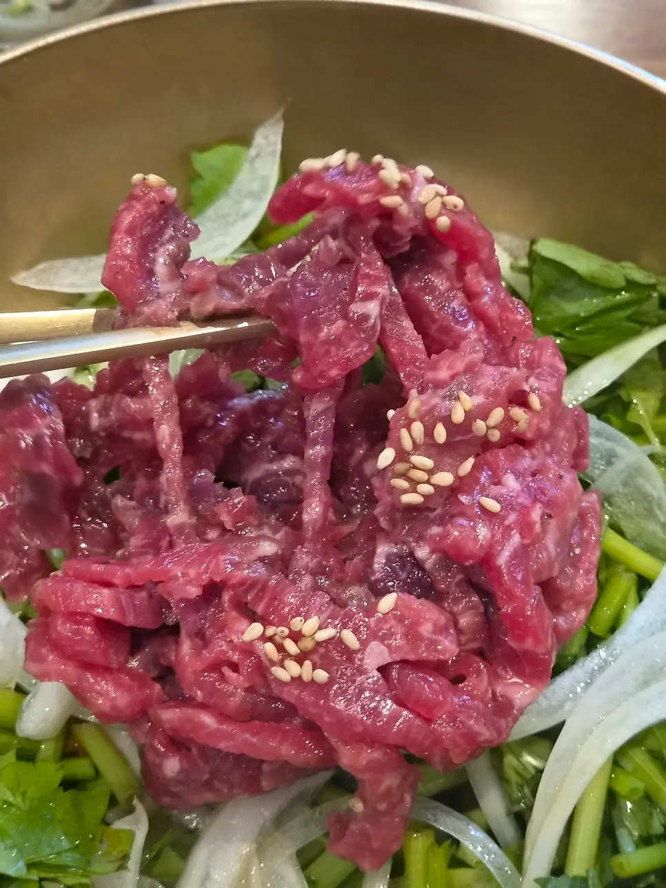 곰탕과 곁들인 한우육회비빔밥