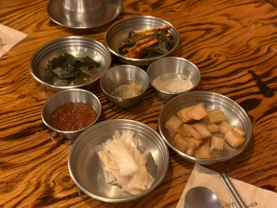 파김치 명이나물 등 기본 반찬 구성