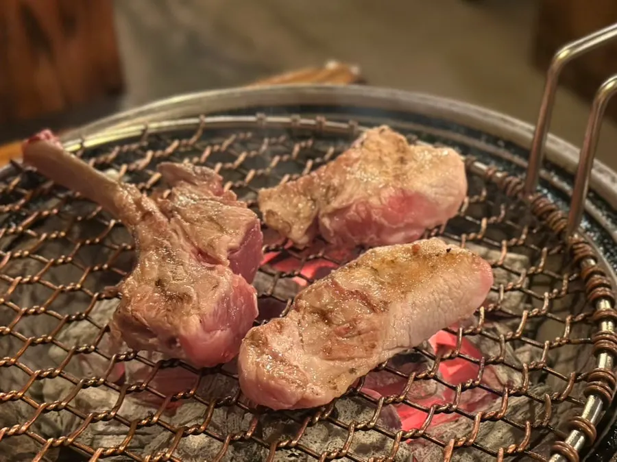 불판에 올린 한돈 생갈비살