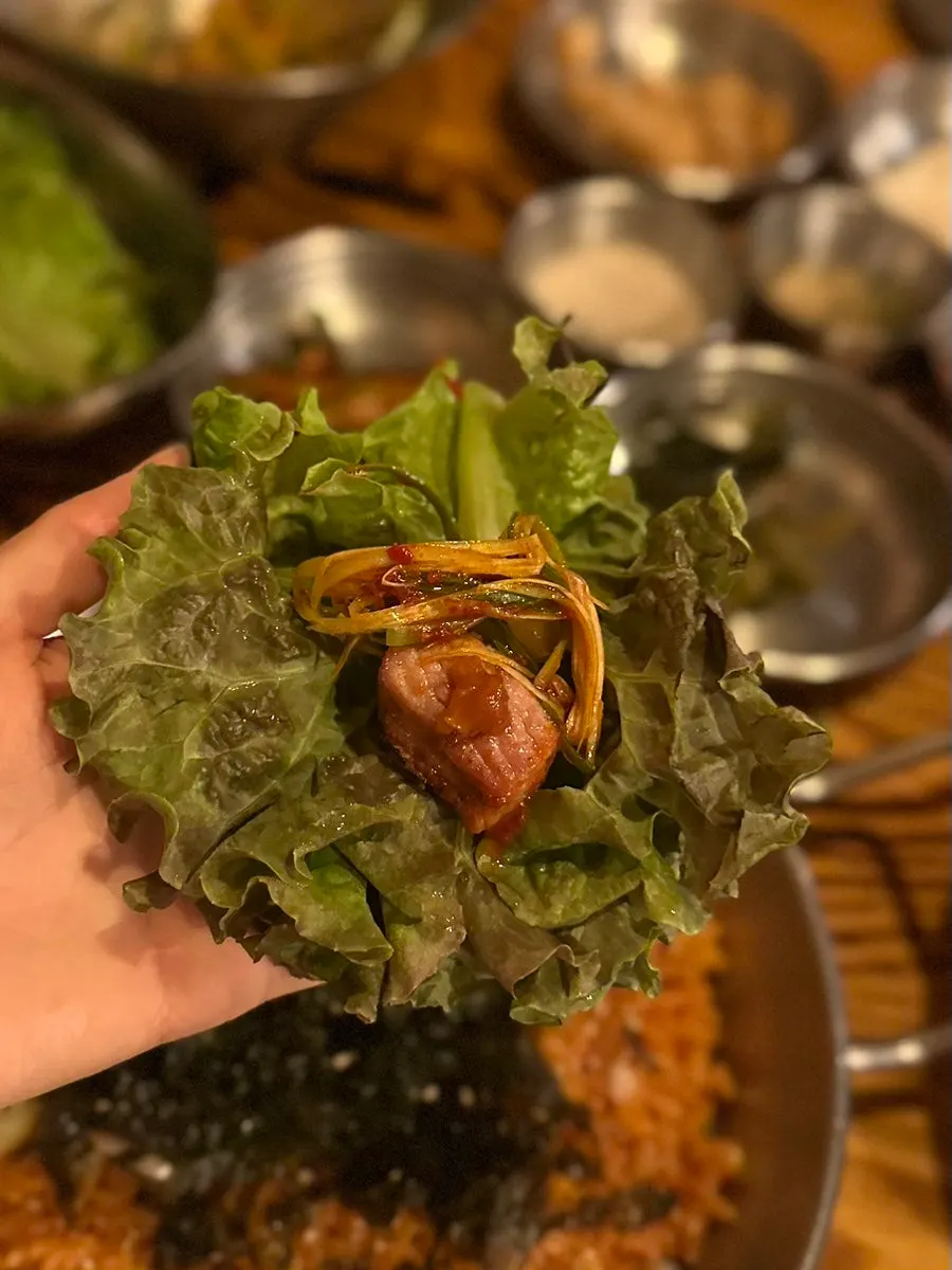 상추에 고기 올린 쌈