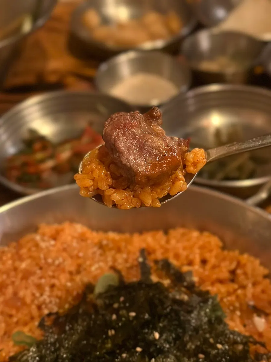 깍뚝밥 위에 올린 구운 고기