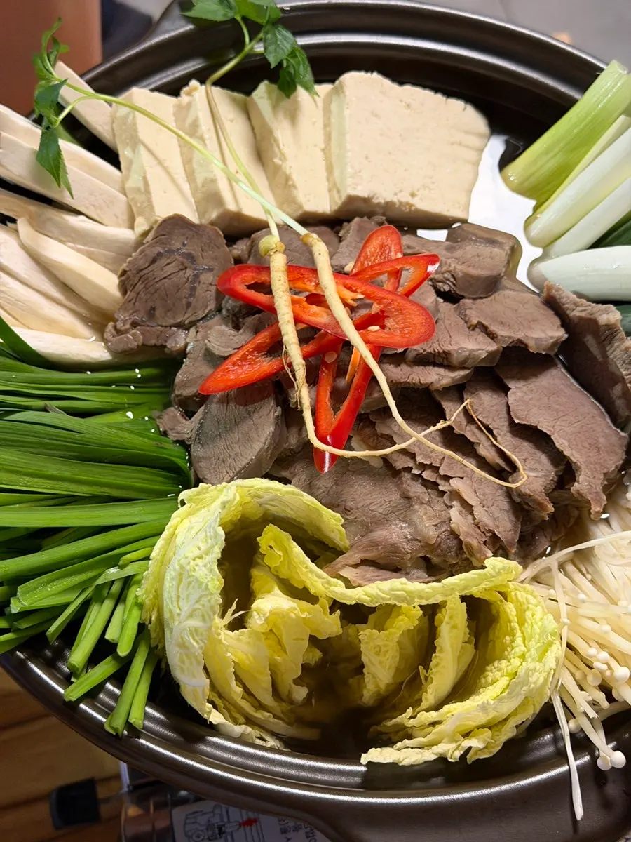 Sprout ginseng placed on top of the hot pot