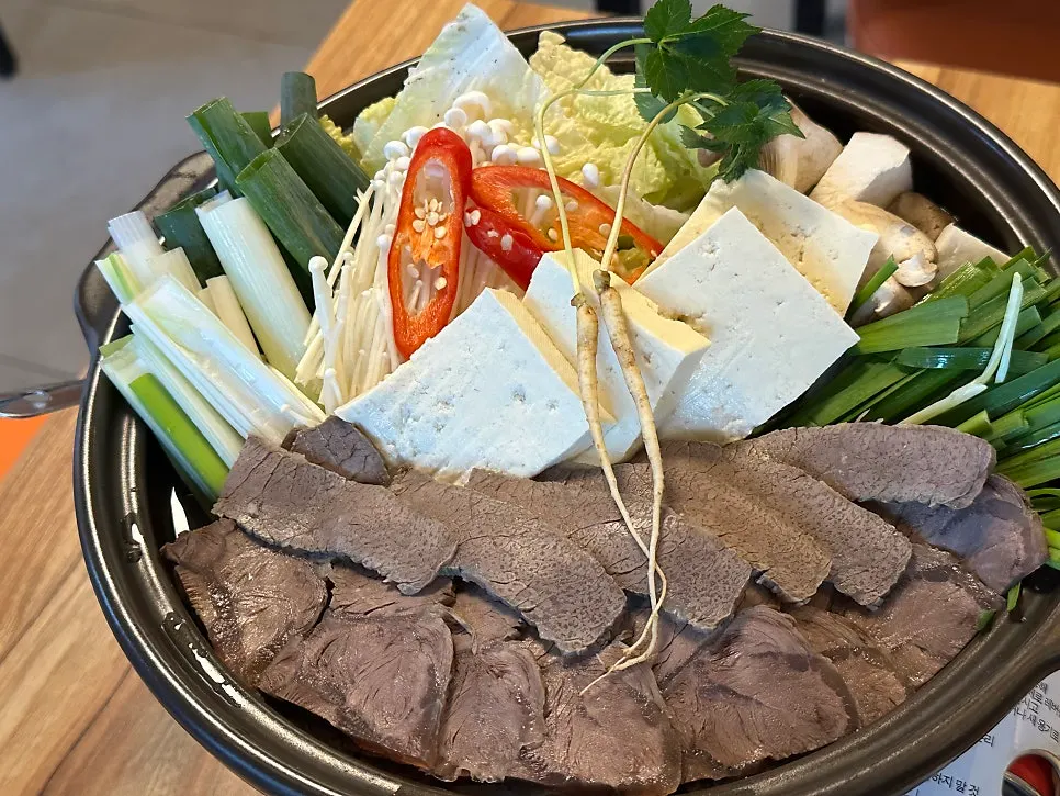 Baengni Gomtang hanwoo beef hot pot spread in Hongdae