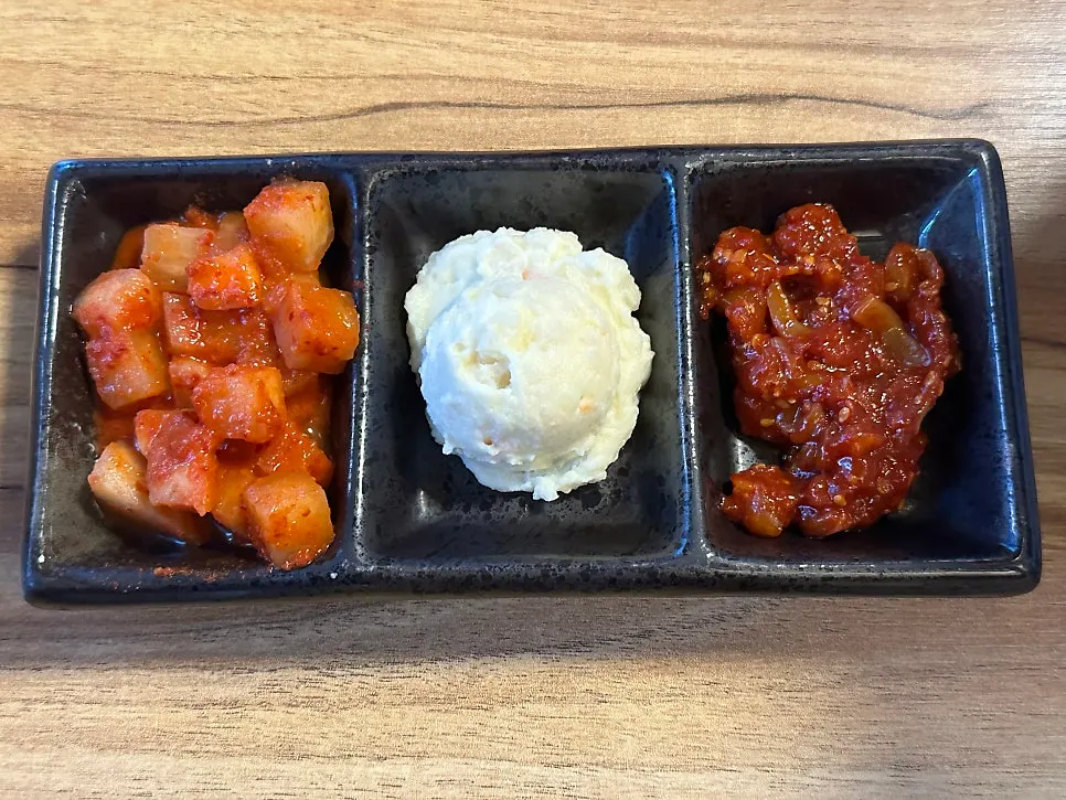 Basic side dishes of kkakdugi and potato salad