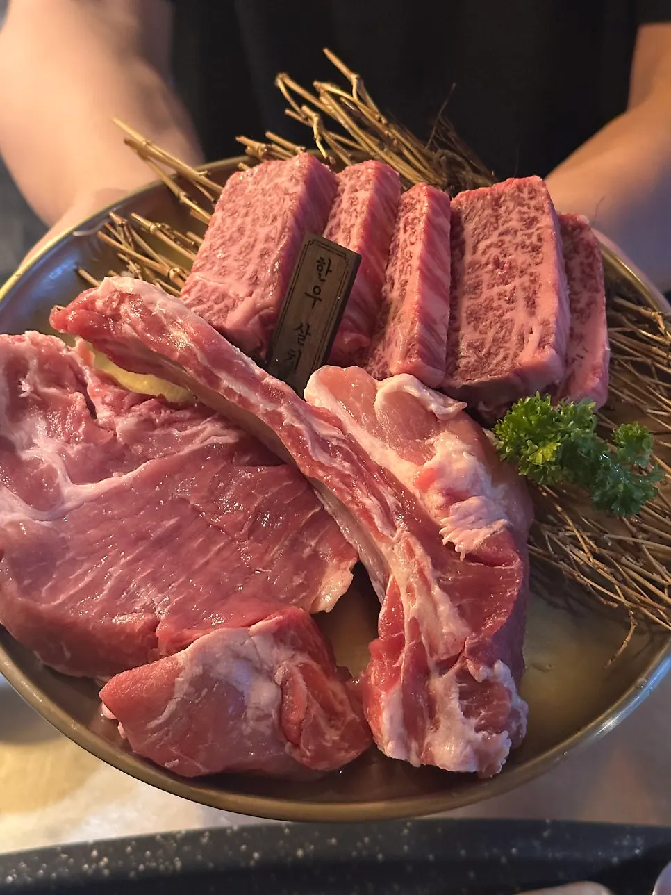 한우와 돼지고기가 담긴 한 접시