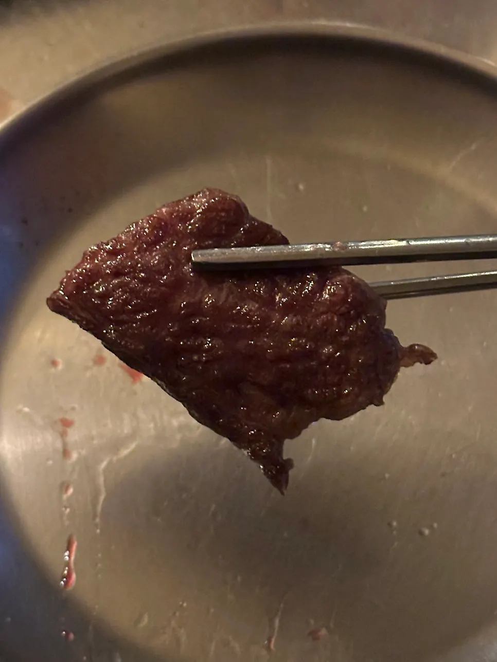 노릇하게 익힌 두툼한 한우