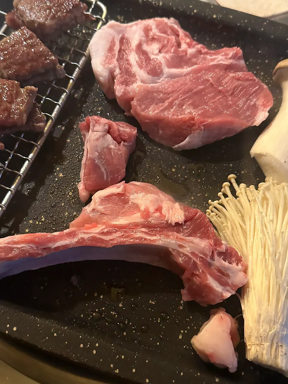 불판에 올린 두툼한 돼지고기