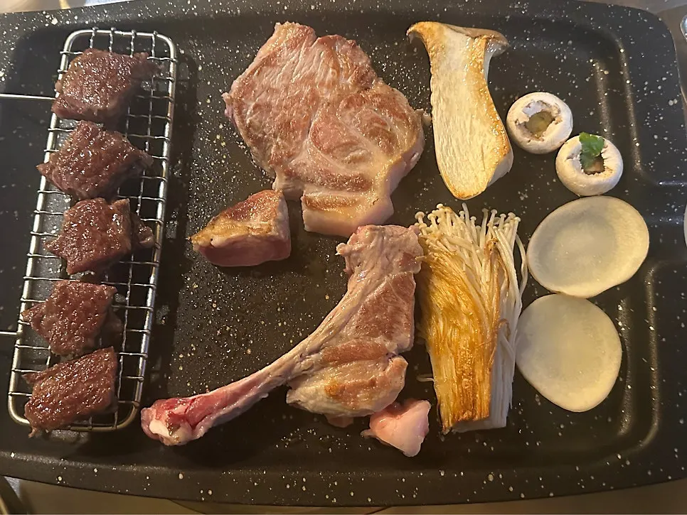 두께가 보이는 돼지고기