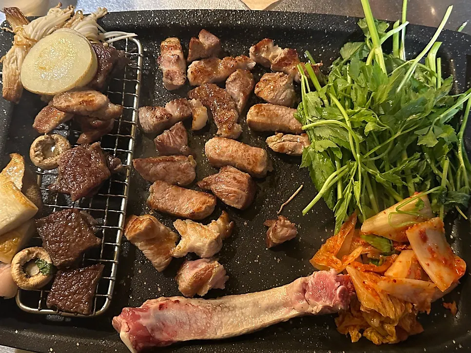 불판 위 고기 미나리 김치