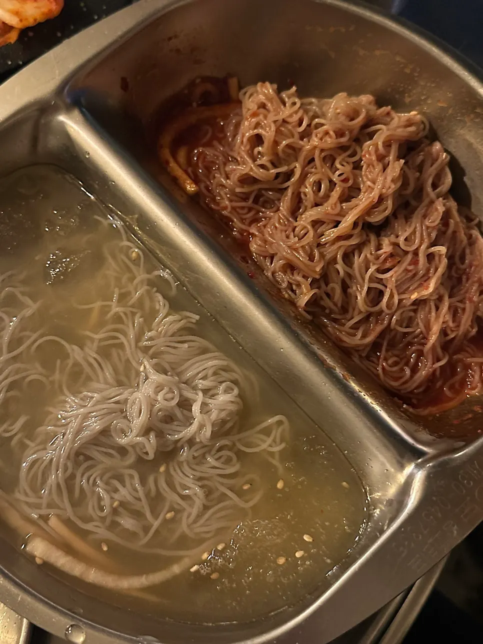 물냉면과 비빔냉면 한 판