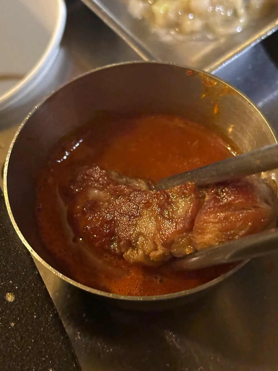 냉면과 고기 한 점