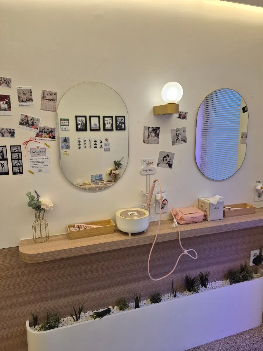 Mirror and lighting in the Heukbaekgongan pouch room