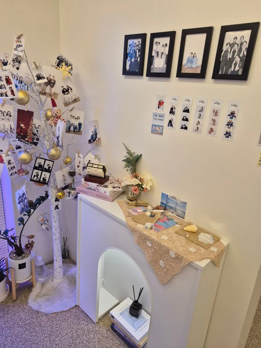 Heukbaekgongan interior decorated with props and photos