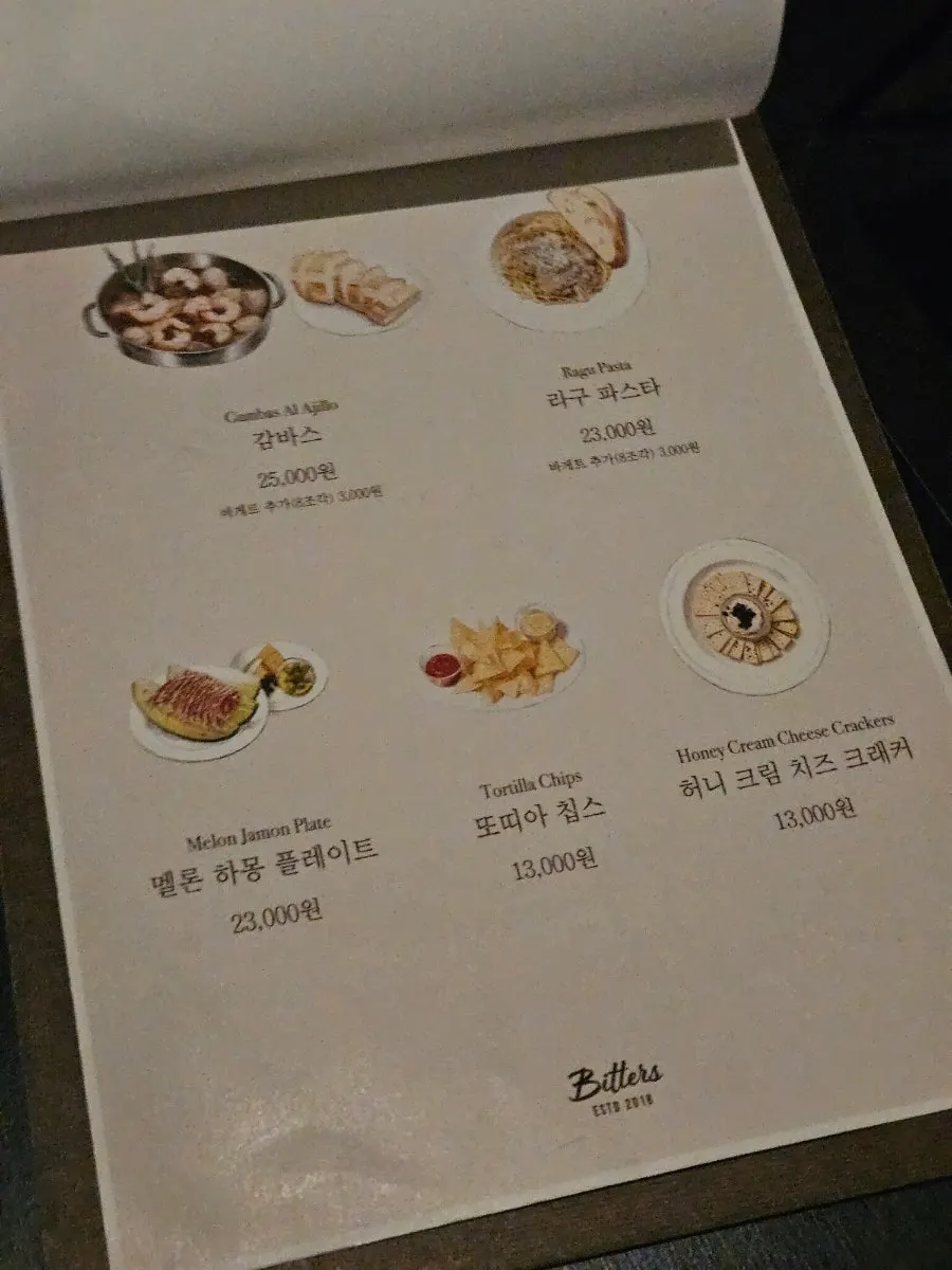 A table scene with two kinds of cocktails
