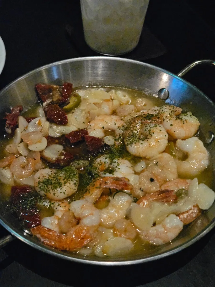 Gambas and baguette arrangement