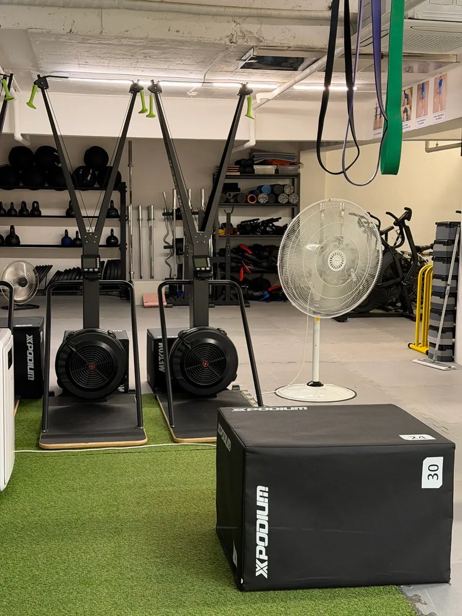 Spaciously arranged workout equipment