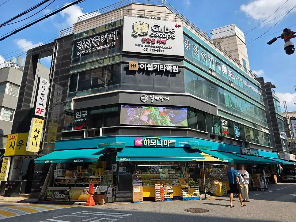 Street leading from Exit 9 of Hongik University Station to Cube Escape