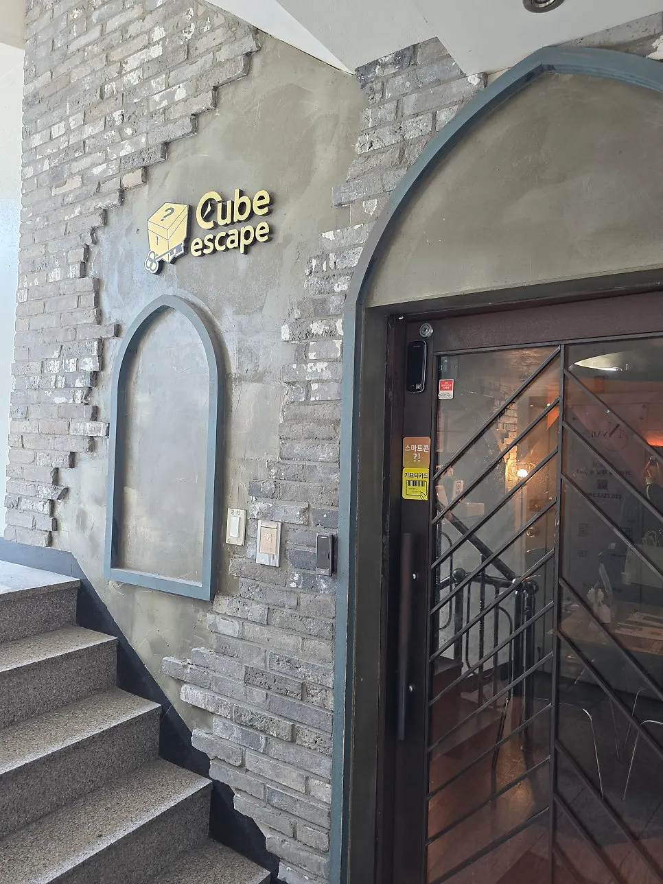 Glass door entrance of Cube Escape Hongdae Branch on the 4th floor