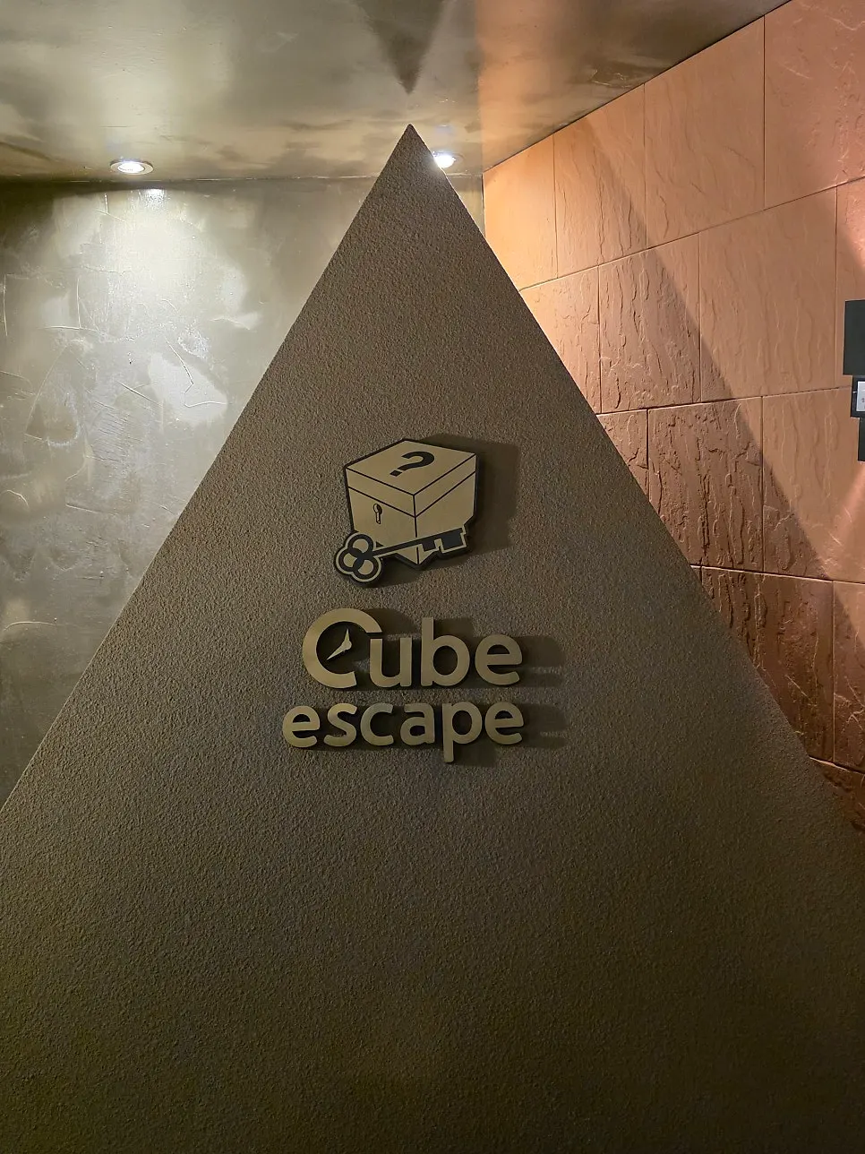 Photo zone for escape-success commemorative photos