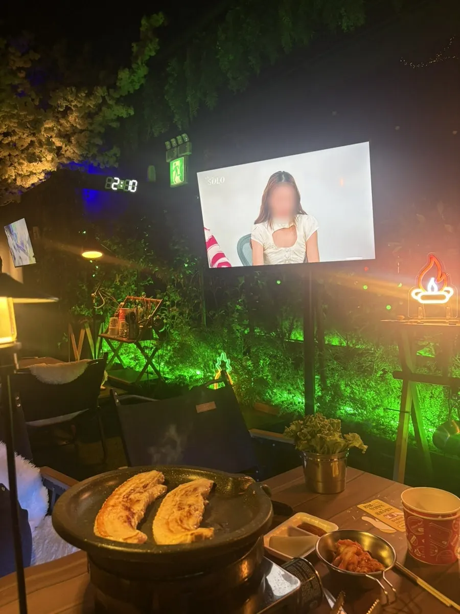 Seating with Netflix and YouTube access