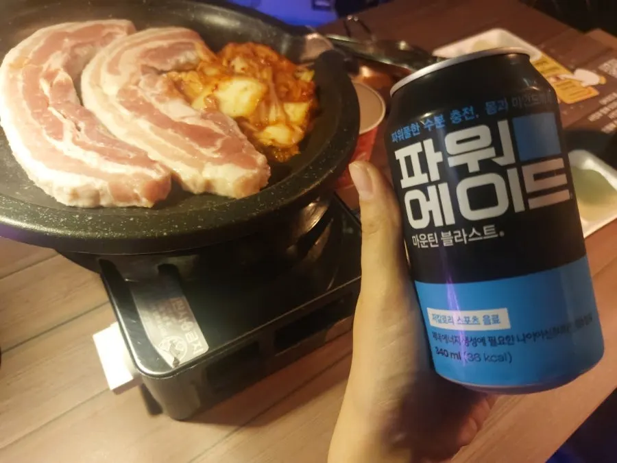매장 이용 규칙이 적힌 안내판