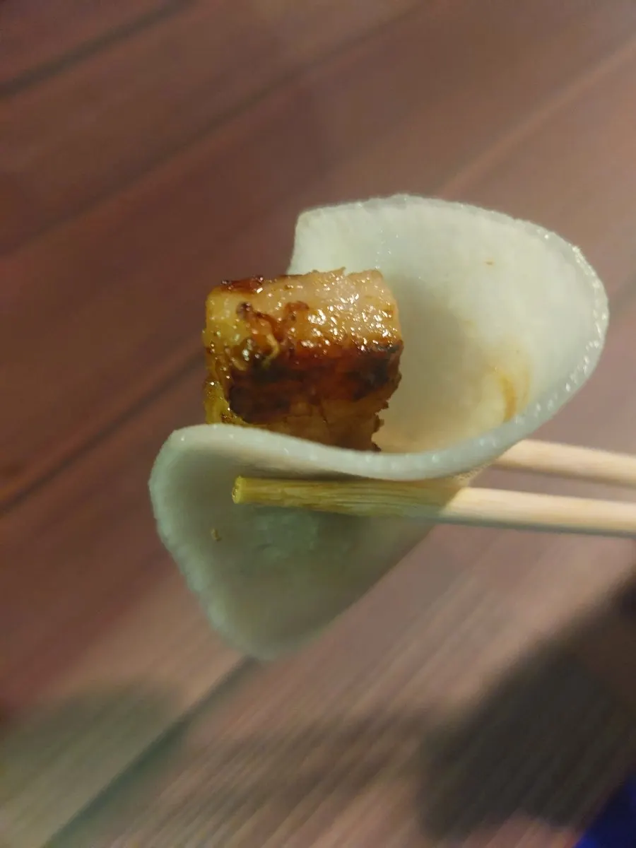 불판에 올린 생삼겹살 2인분