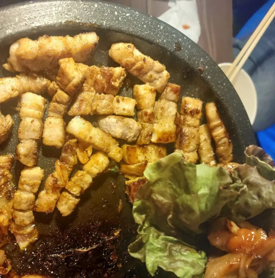 노릇하게 구워진 생삼겹살과 야채