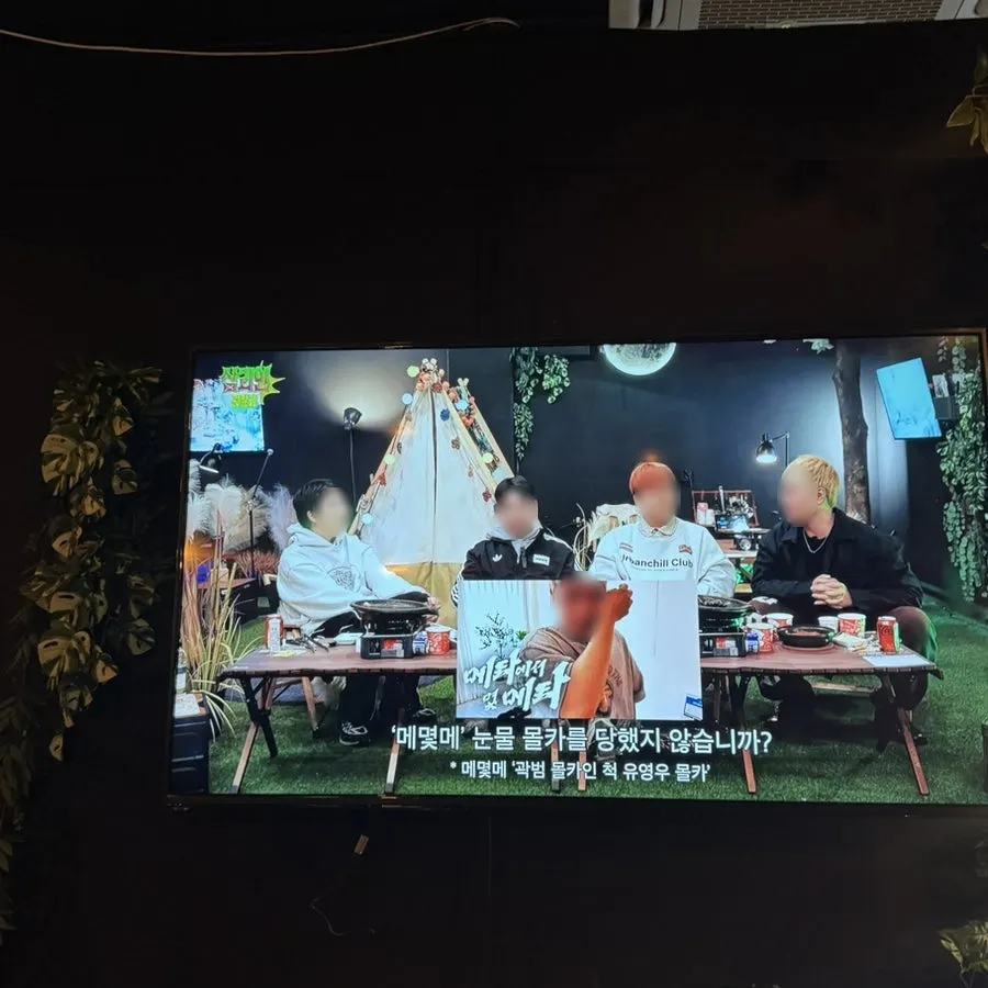어두운 조명과 캠핑 텐트가 놓인 실내