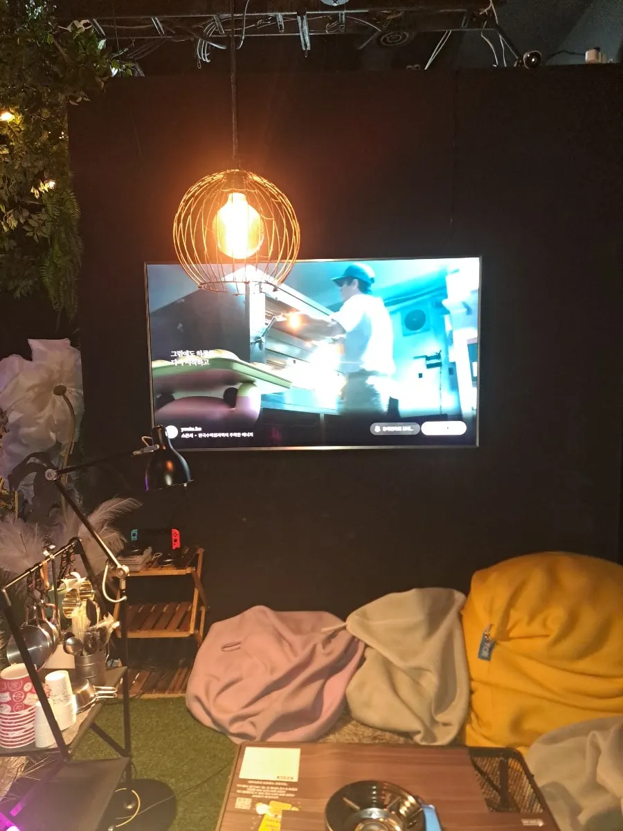 야채와 김치, 쌈무가 함께 나온 상차림