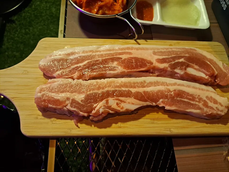 버너와 불판이 놓인 테이블 세팅