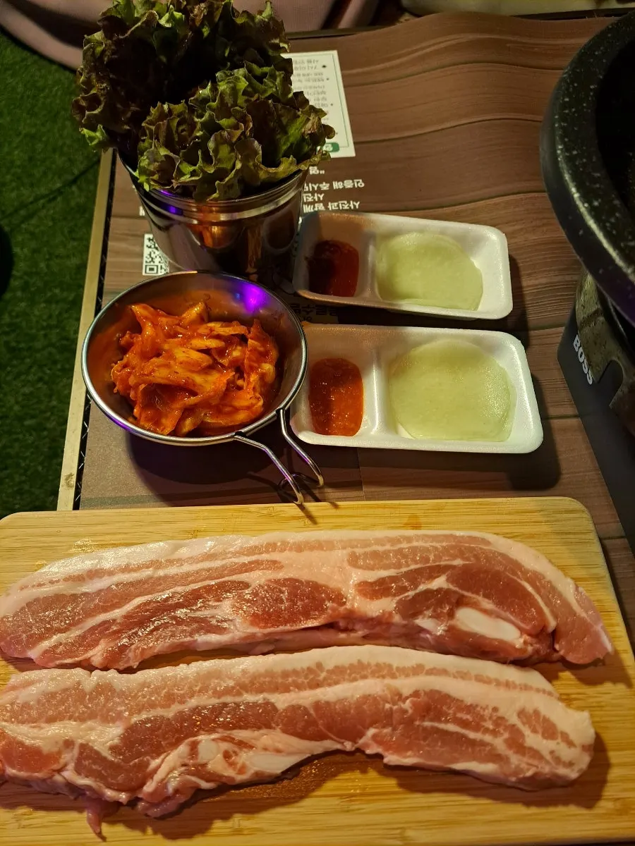 굽고 있는 생삼겹살 클로즈업