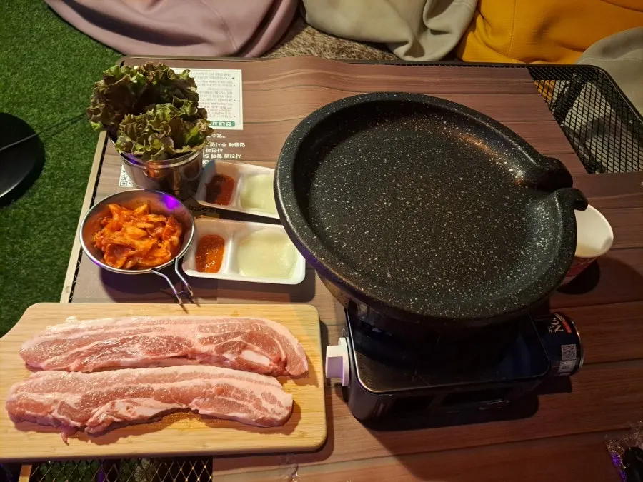 불판 위 삼겹살과 김치