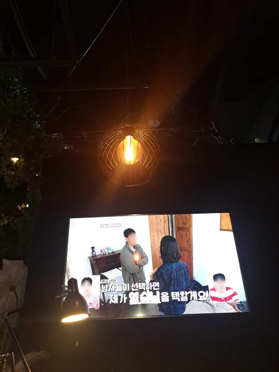 고기 구우며 모니터로 넷플릭스 보는 자리