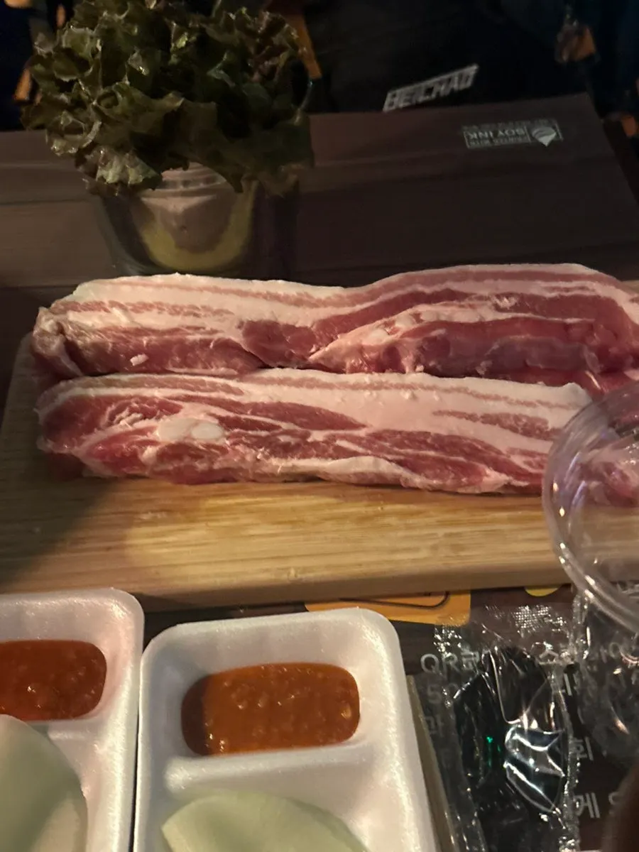 와인 한 잔과 함께한 텐트 안 식사