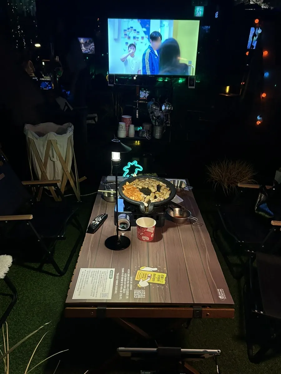 단체 모임에 어울리는 실내캠핑장 전경