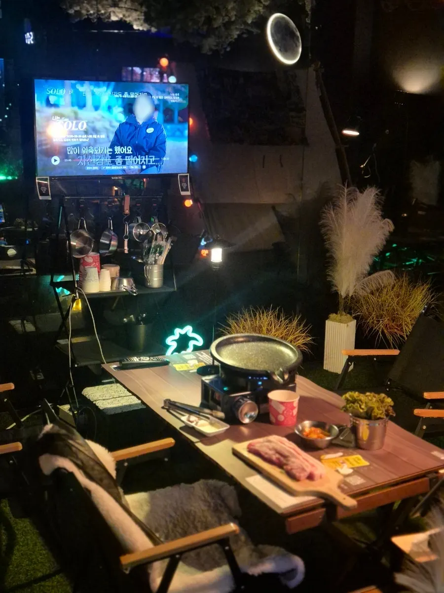 Free karaoke in an open karaoke-style setting